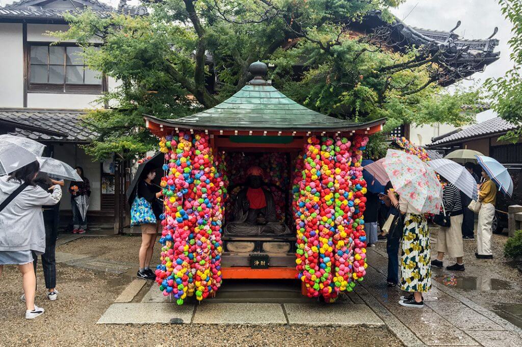 Visiting temples and shrines behavior