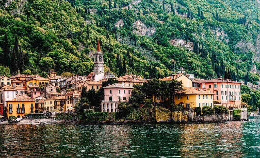 İtalya küçük kasabaları duraklar ve yerel atmosfer