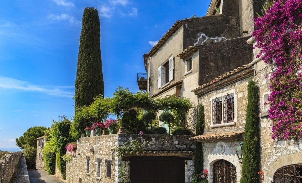How to plan a france village travel route